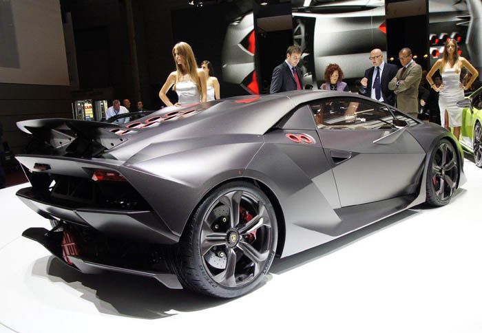 Η παγκόσμια αίσθηση που προκάλεσε το μοντέλο, «ανάγκασε» τη Lamborghini να ανακοίνωσει την παραγωγή 20 αυτοκινήτων.
